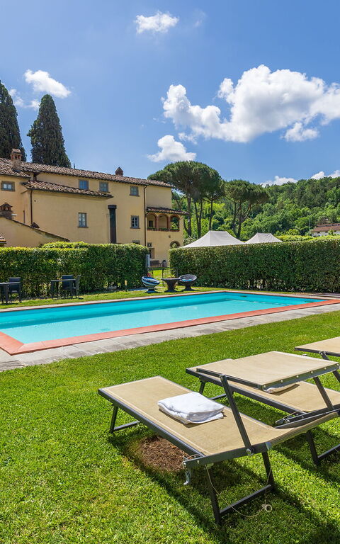 Santa Flora: Garden, Outdoor, Pool