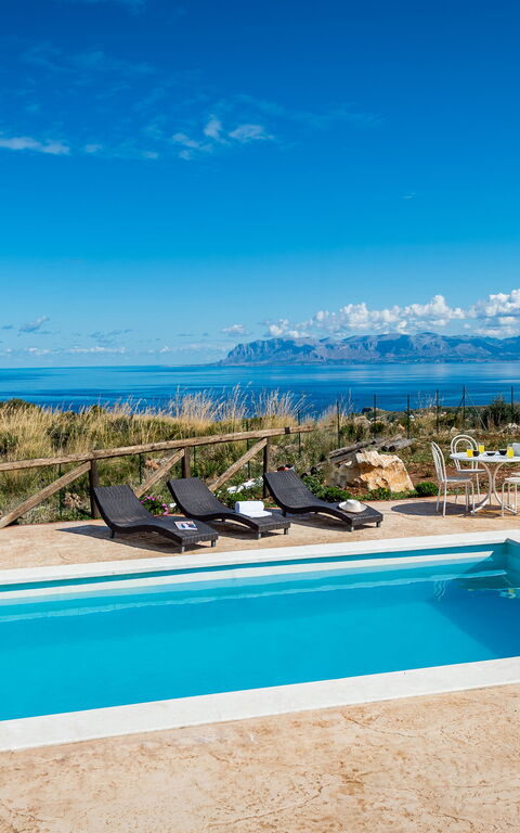 Villa Livreri: Pool, Scenic View