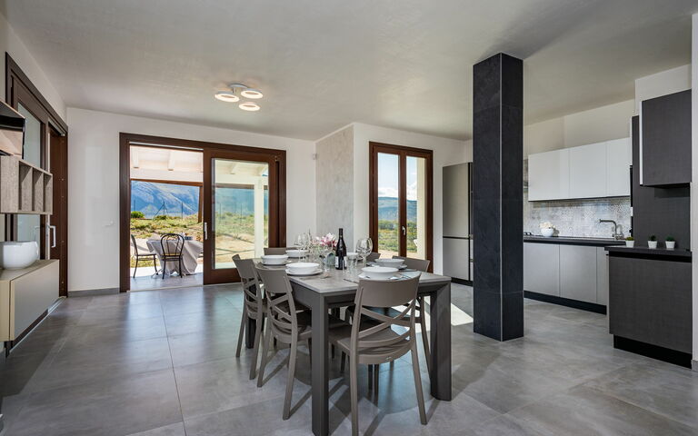 Villa Livreri: Dining Room, Kitchen