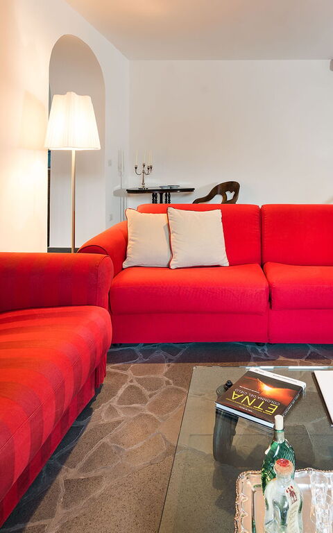 Etna Retreat: Living Room