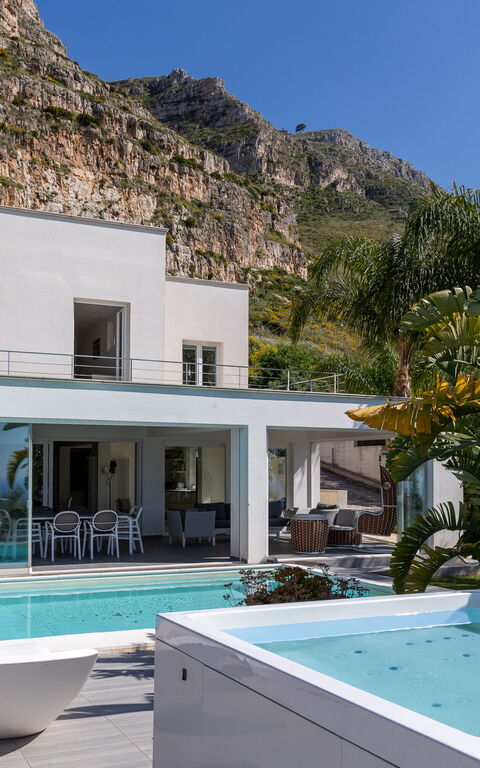 Villa Annalisa: Building Exterior, Hot Tub, Outdoor, Pool, Wellness