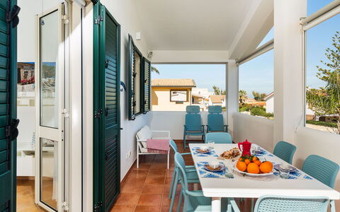 Accommodation Calantha: Dining Room, Kitchen, Living Room