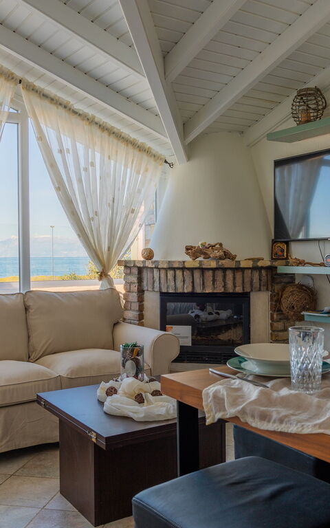 Beach Villa Athanasia: Dining Room, Living Room