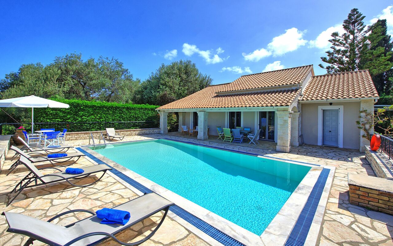 Villa Dimitris: Outdoor, Pool