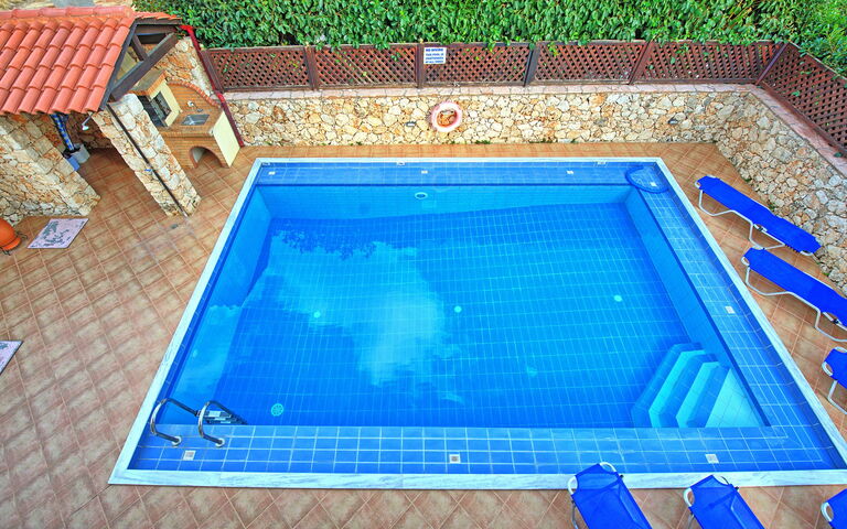 Villa Koules: Outdoor, Pool