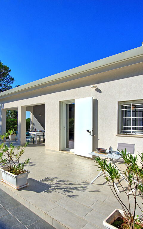 Nerodavola: Building Exterior