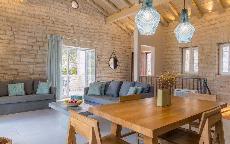 Villa Yaisemi: Dining Room, Living Room