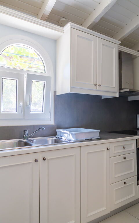 Votana House: Kitchen