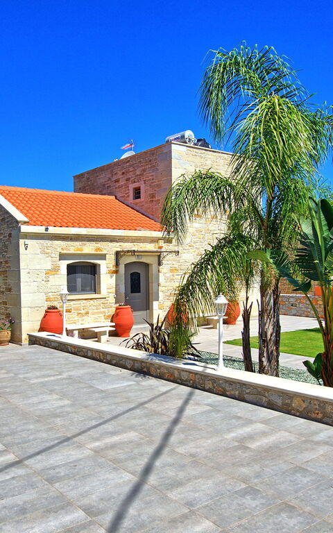 Villa Despanto: Building Exterior