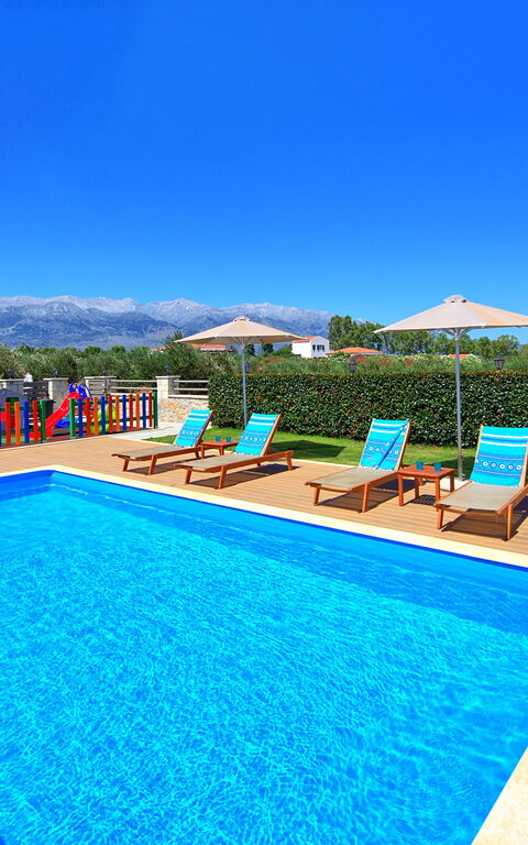 Villa Despanto: Pool, Scenic View