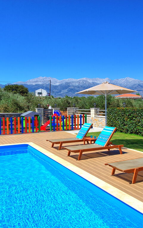 Villa Despanto: Pool, Summer
