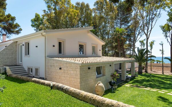 Marinella Punta Milocca: Garden, Outdoor