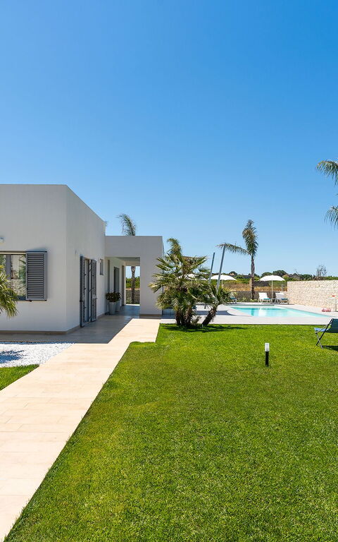 Villa Nica: Building Exterior, Garden