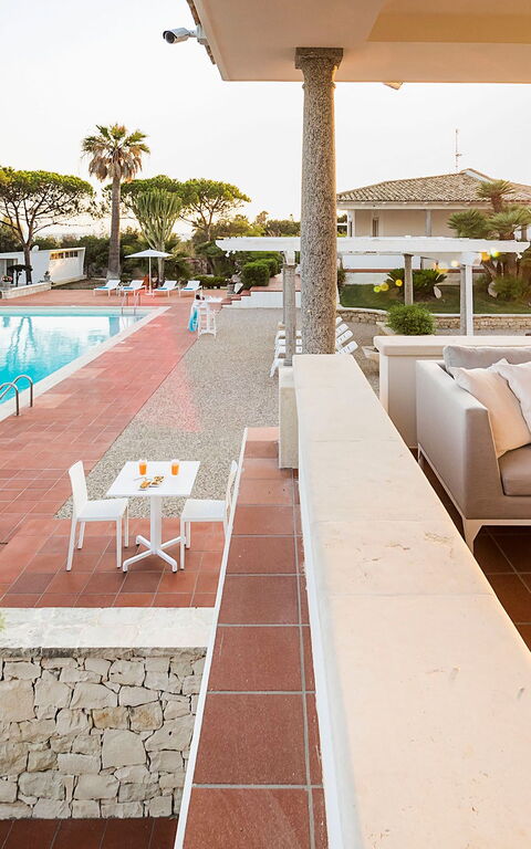 Villa Maya: Balcony / Terrace / Patio, Pool