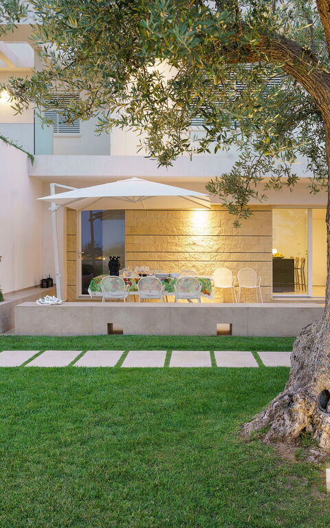 Villa Meravilla: Building Exterior, Garden