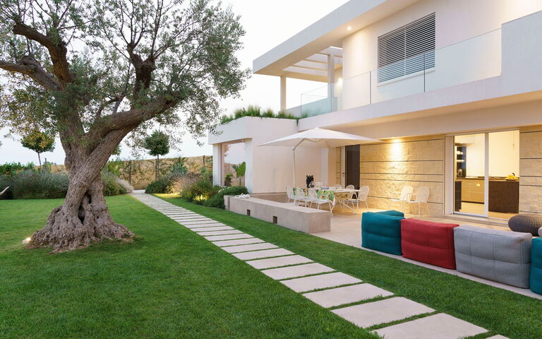 Villa Meravilla: Building Exterior