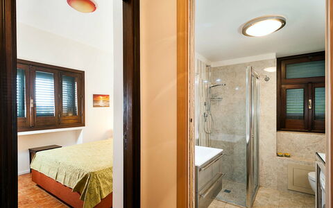 Accommodation Lampara: Bathroom, Bedroom