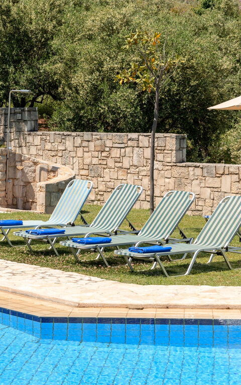 Villa Myrtia: Pool, Summer