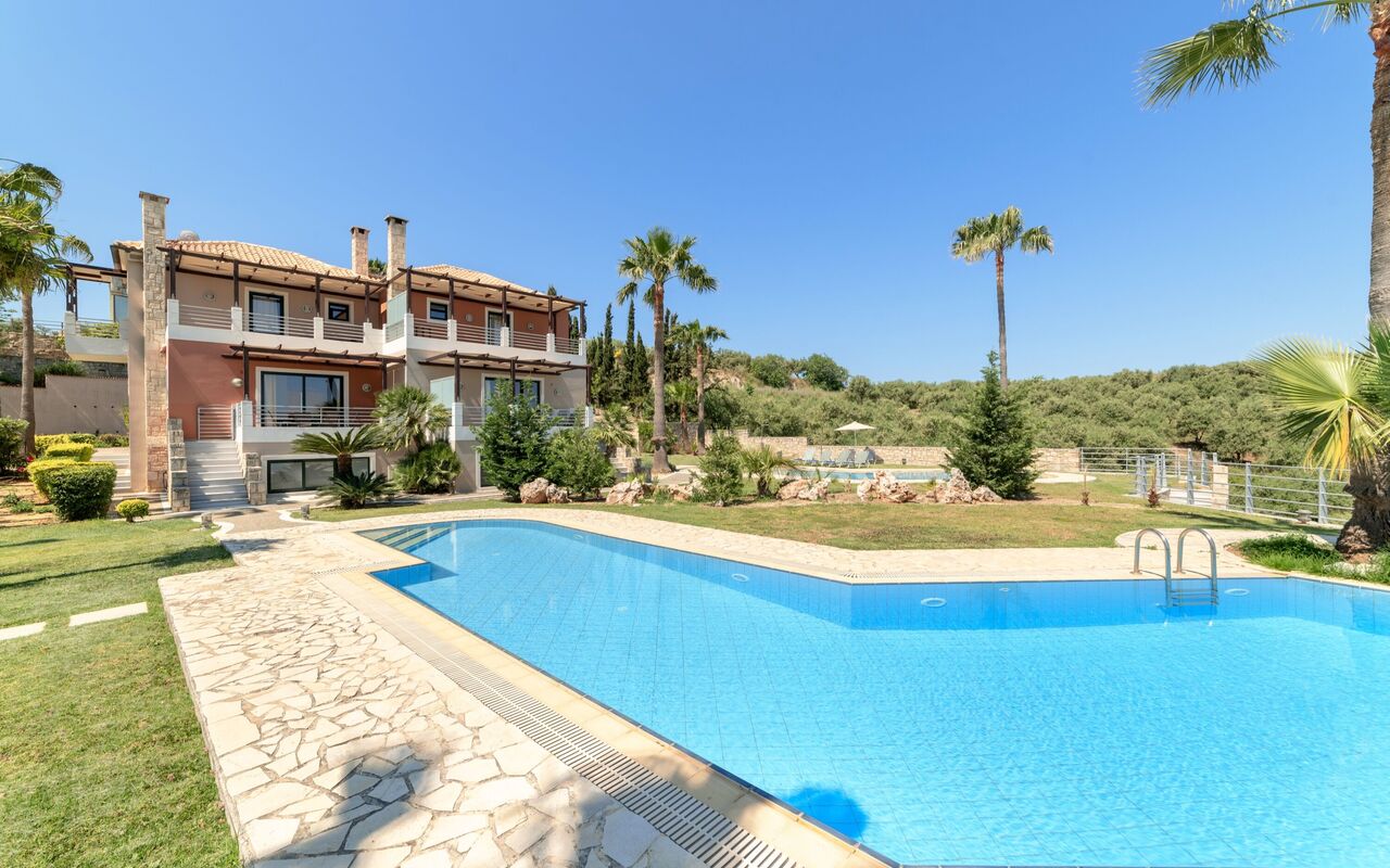 Villa Kissos: Pool, Summer