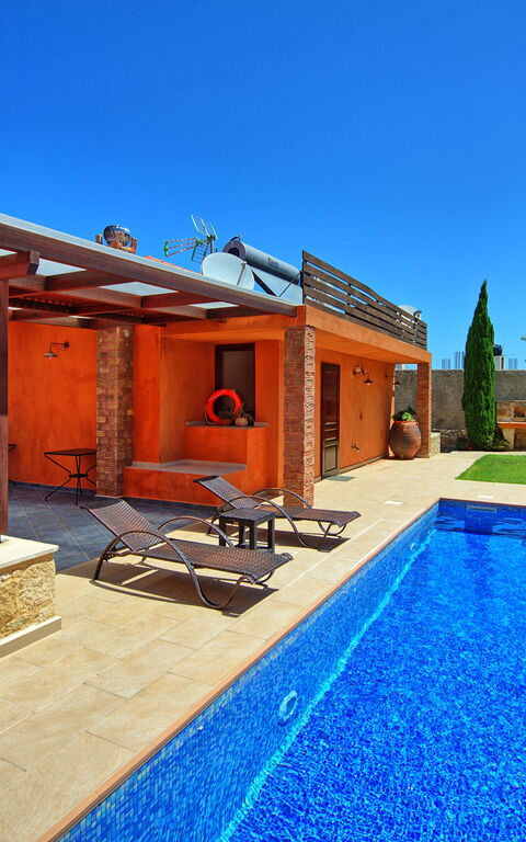 Villa Rodanthi: Pool, Summer