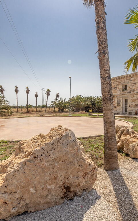 Villa Turris: Garden, Main Entrance
