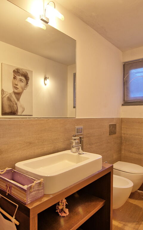 Casa White: Bathroom