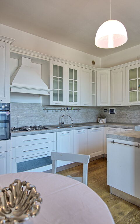 Casa White: Kitchen