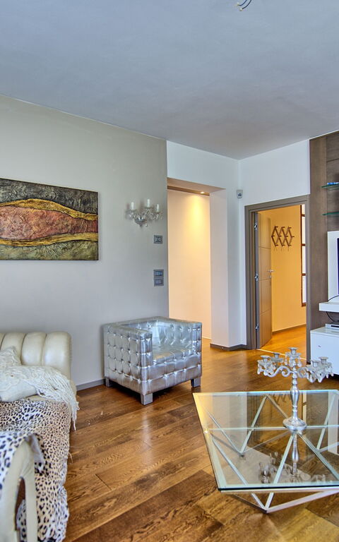 Casa White: Living Room