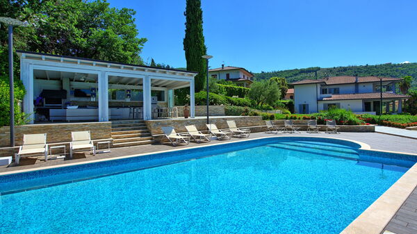 Casa White: Outdoor, Pool