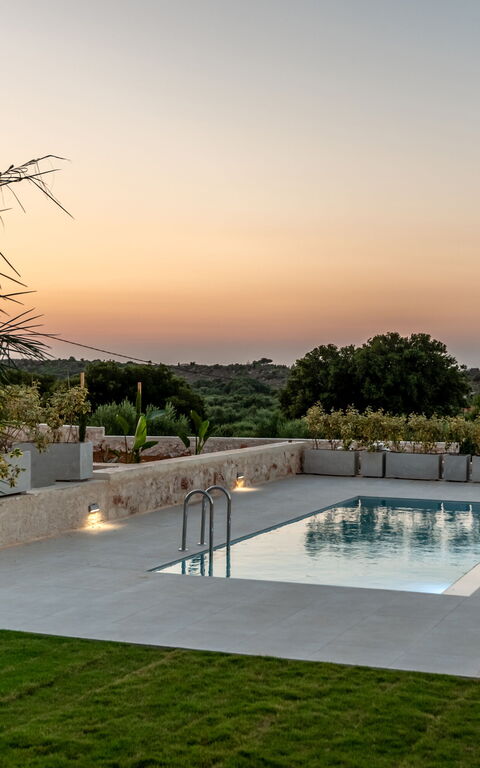 Iris: Building Exterior, Outdoor, Pool