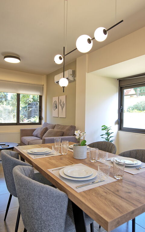 Dioni: Dining Room, Living Room