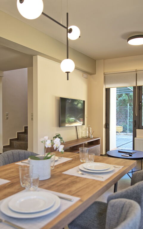 Dioni: Dining Room, Living Room