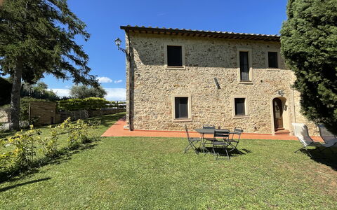 Accommodation Carro: Building Exterior, Garden, Outdoor