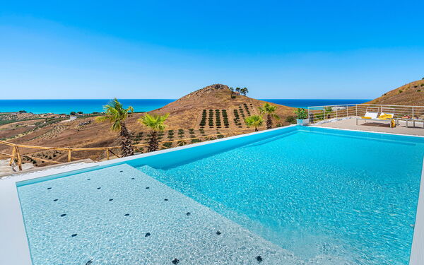 Villa Domizia: Pool, Scenic View, Summer