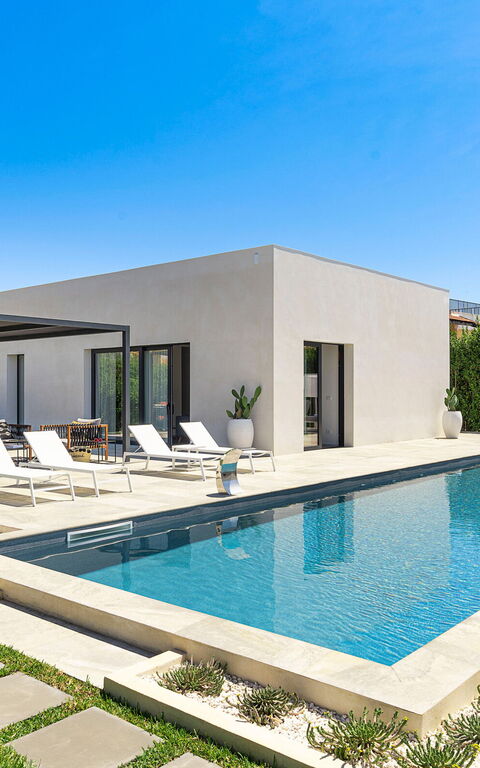 Villa Bonita: Building Exterior, Garden, Pool