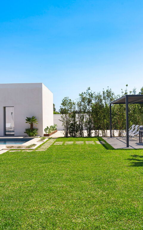 Villa Bonita: Building Exterior, Garden