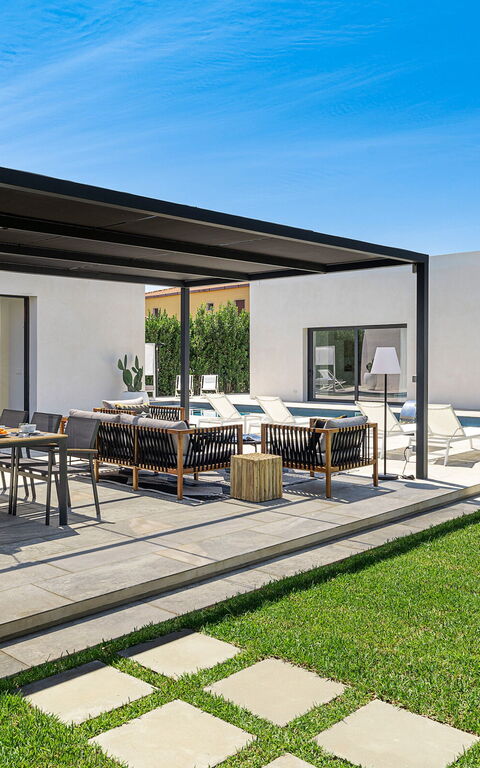 Villa Bonita: Building Exterior, Garden