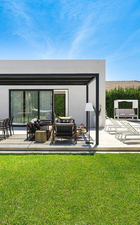 Villa Bonita: Building Exterior, Garden