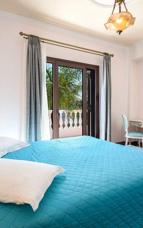 Iro Royal Villa: Bedroom