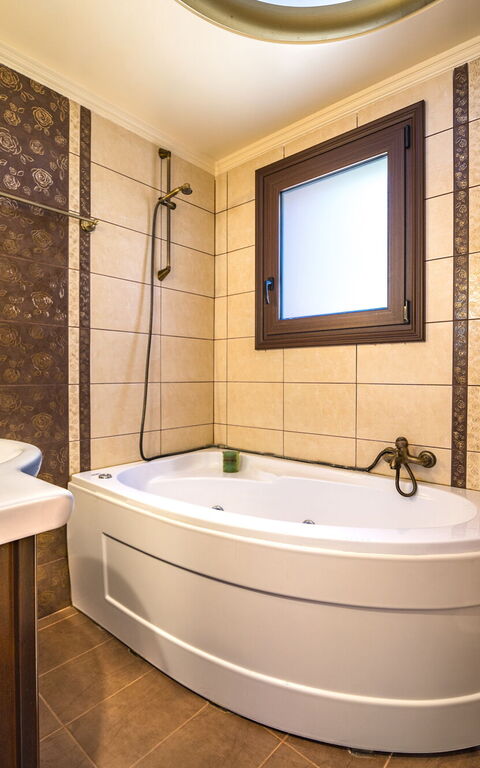 Iro Royal Villa: Bathroom