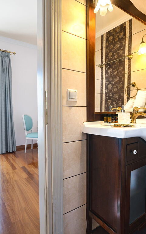 Iro Royal Villa: Bathroom, Bedroom