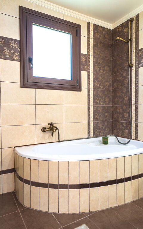 Iro Royal Villa: Bathroom