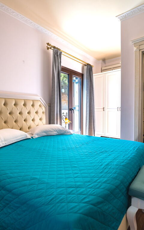 Iro Royal Villa: Bedroom