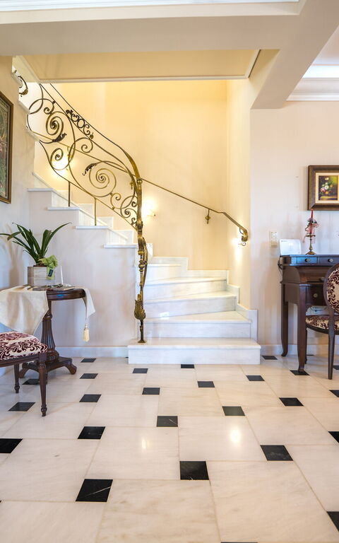 Iro Royal Villa: Living Room