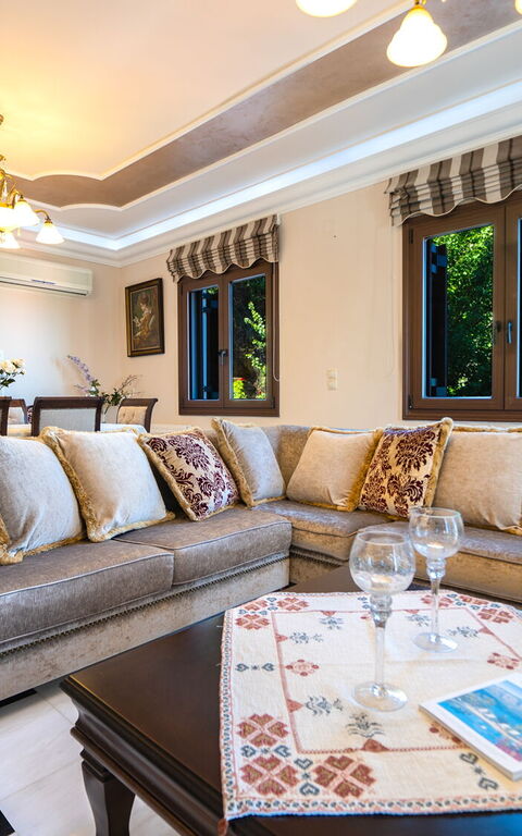Iro Royal Villa: Living Room