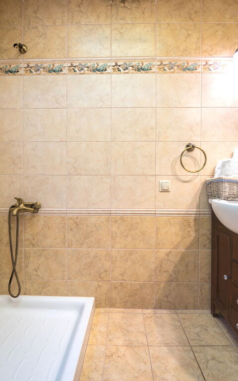 Iro Royal Villa: Bathroom