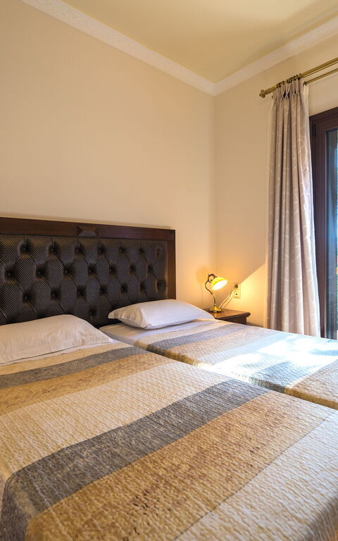 Iro Royal Villa: Bedroom