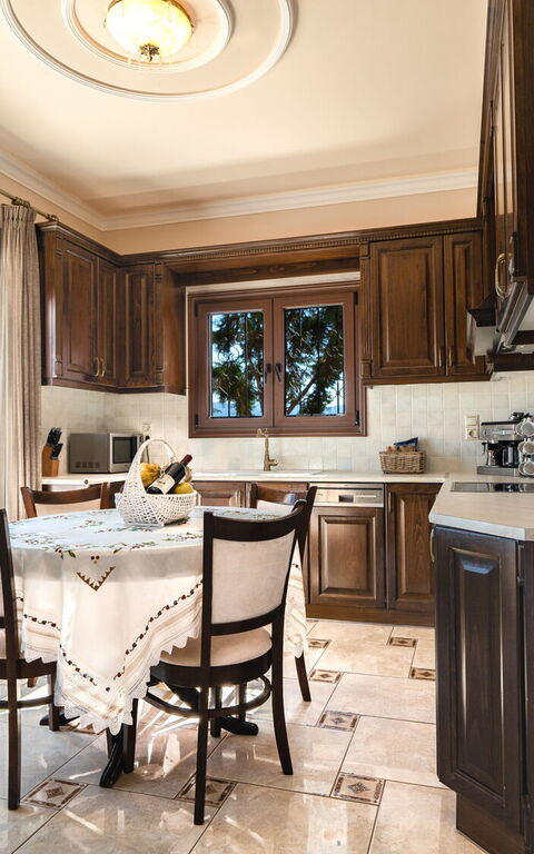 Iro Royal Villa: Kitchen