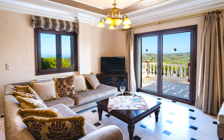 Iro Royal Villa: Living Room