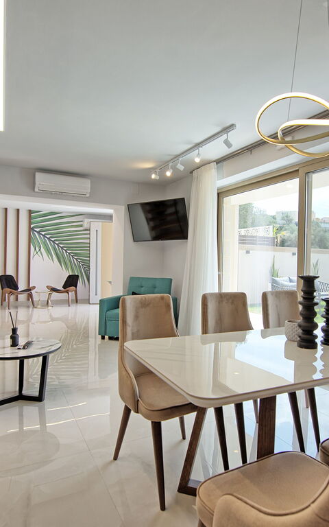 Villa Silentium Evilia: Dining Room, Living Room
